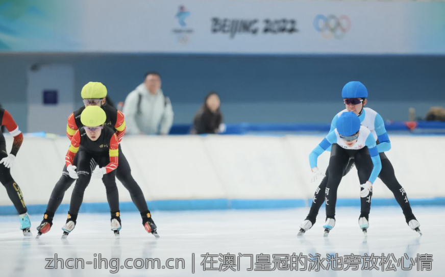 在澳门皇冠的泳池旁放松心情